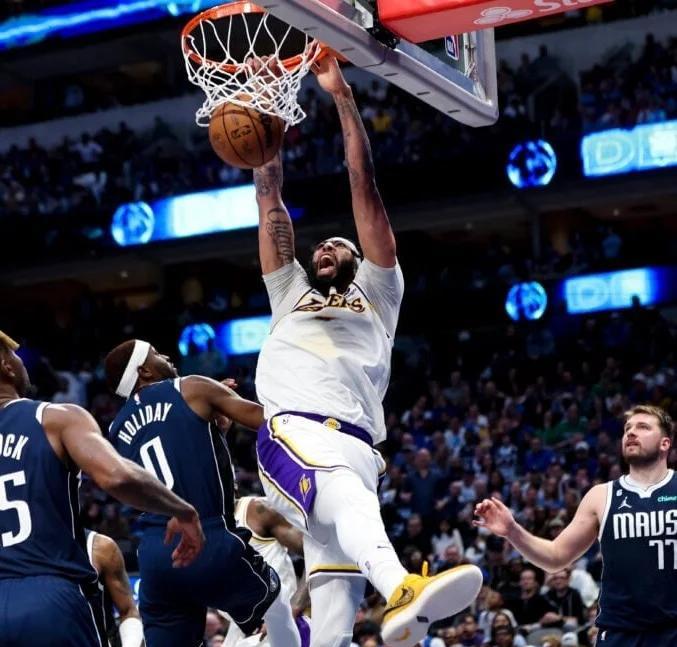 湖人逆转取胜,詹姆斯表现全场最佳 湖人逆转取胜,詹姆斯表现全场最佳