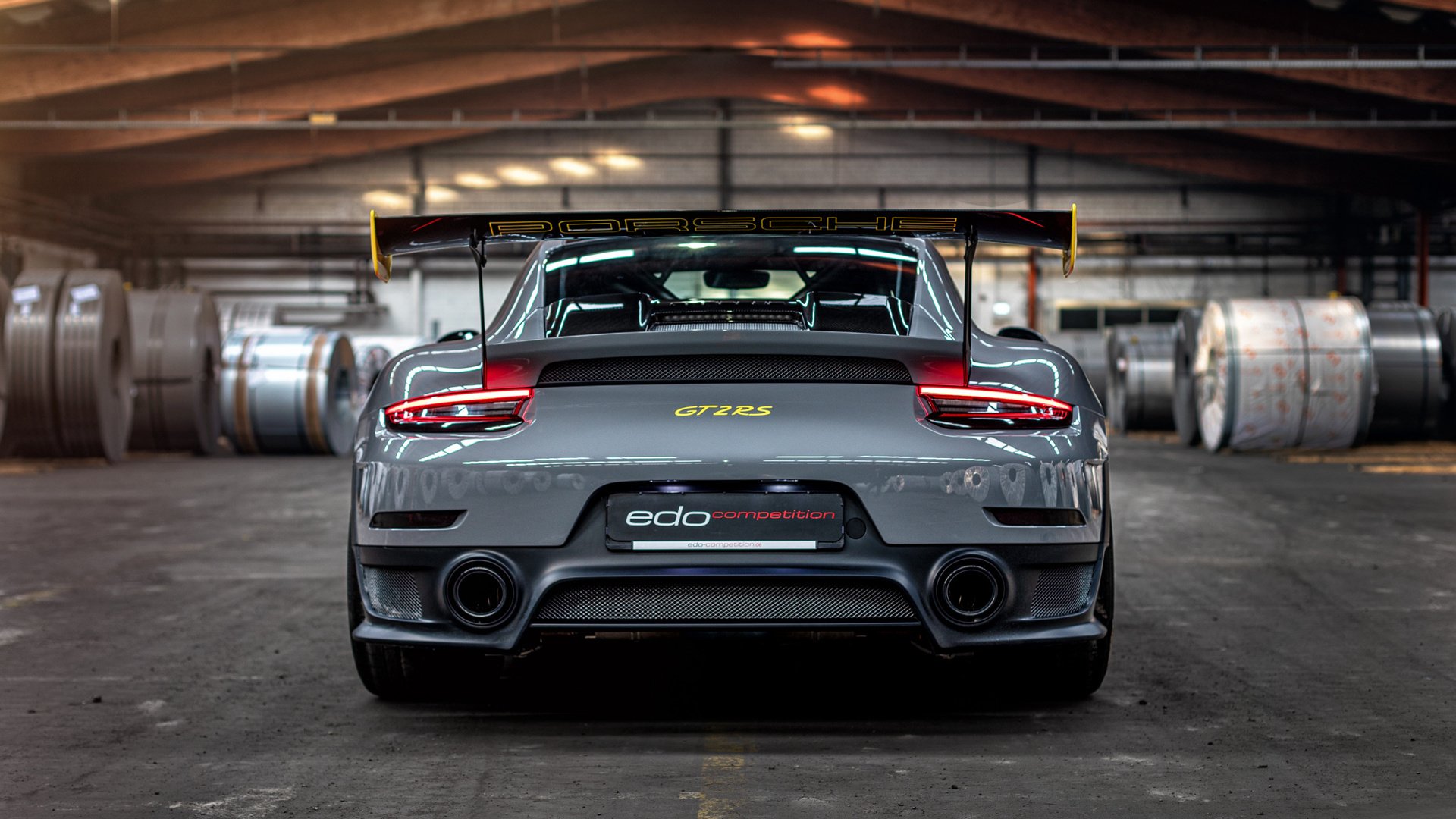 “泥泞火花:雨后赛道的疯狂对决”,雨后泥泞的路