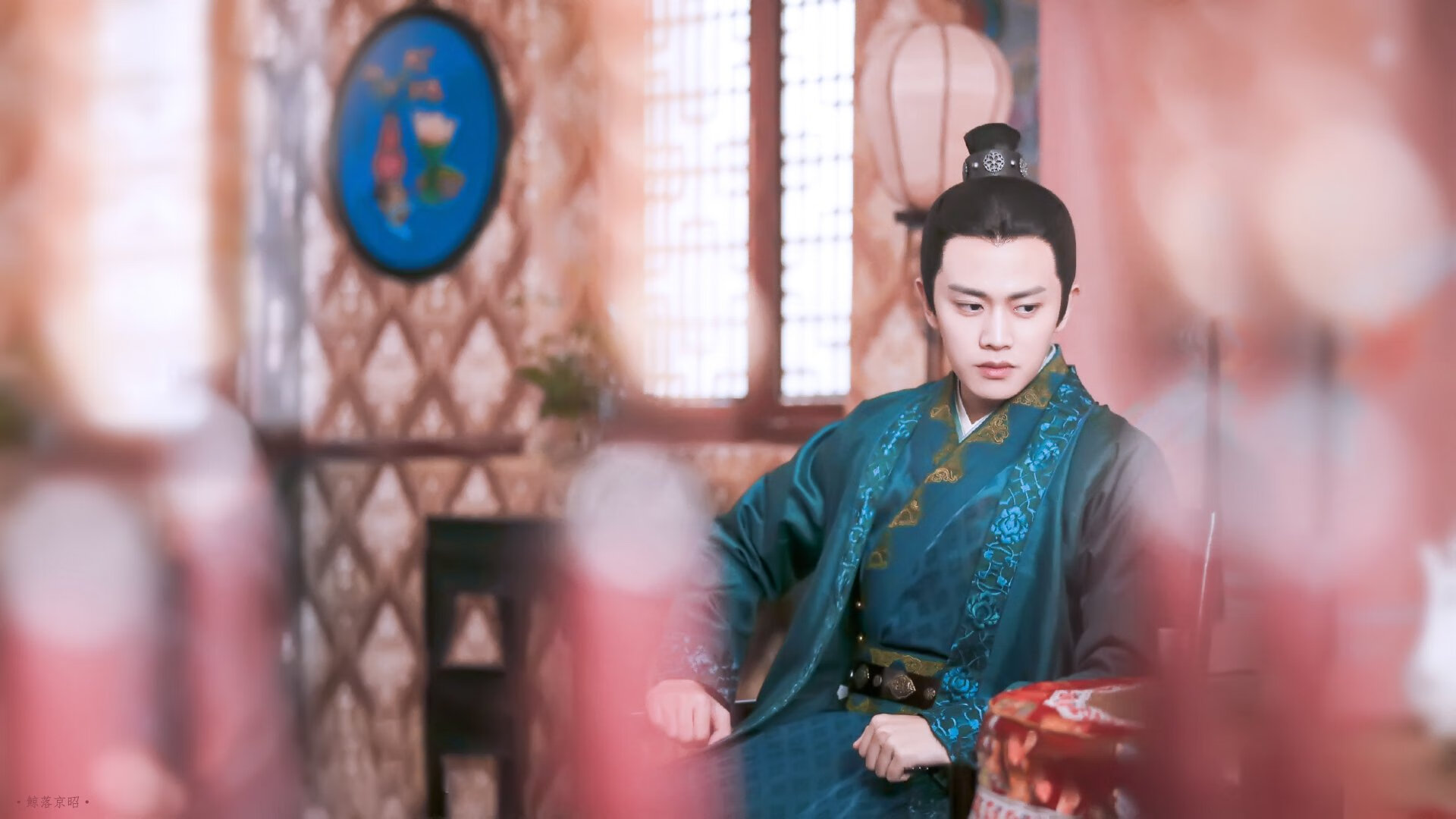 AYX体育官网-火爆足球场上的对决，紧张刺激之余还有谁能胜出？，足球场上的冲突视频