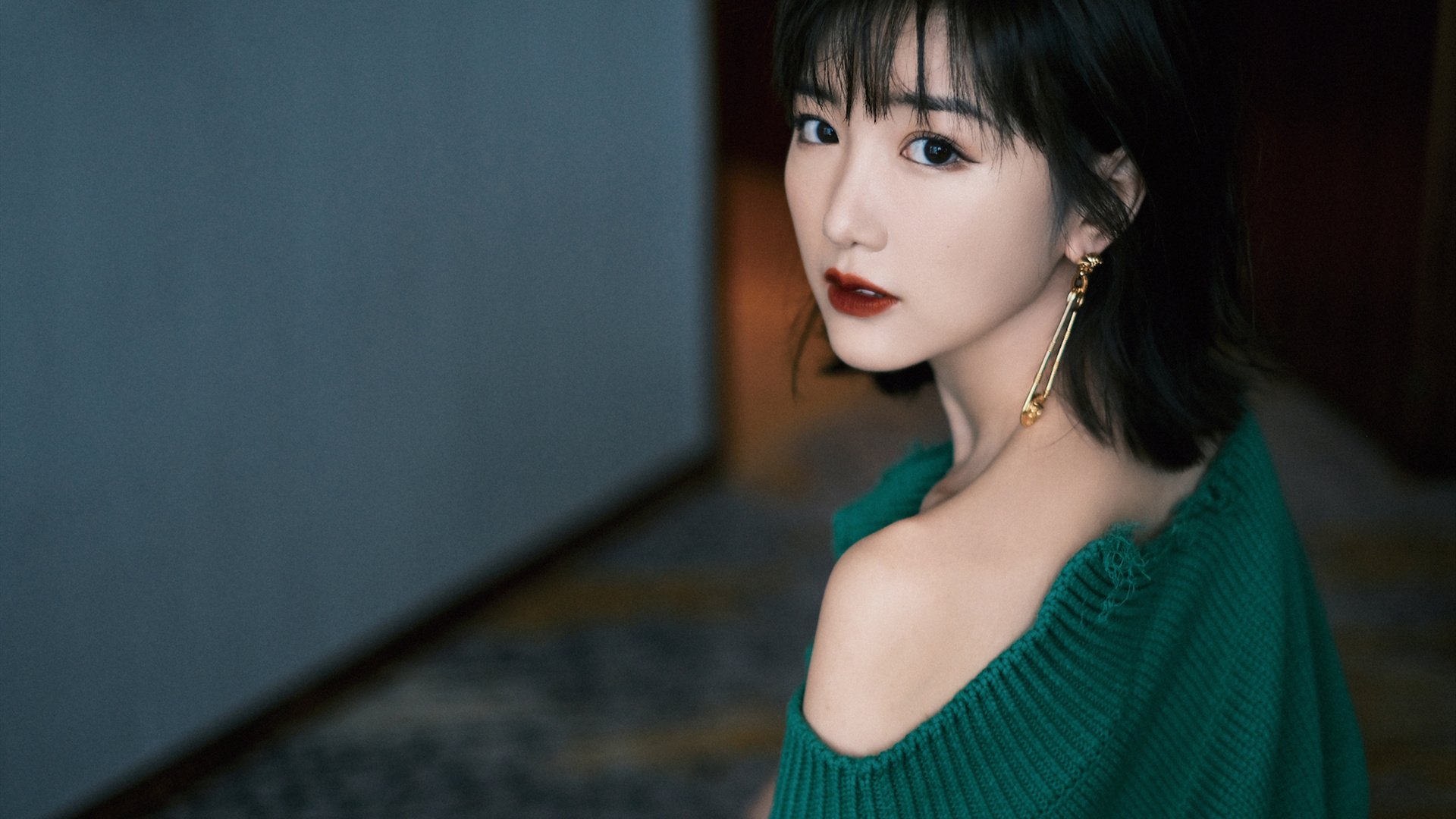 火爆足球场上的对决,紧张刺激之余还有谁能胜出?,足球现场气氛