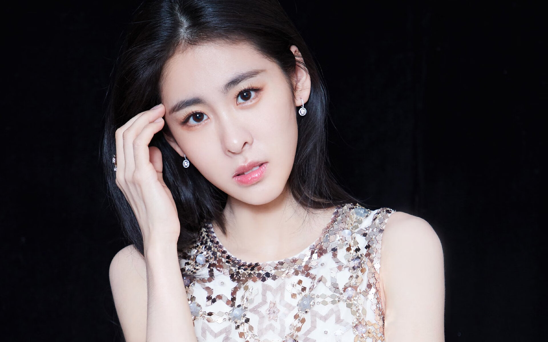 爱游戏体育APP下载-火爆足球对决中球员表现出色，赢得掌声，火爆足球对决中球员表现出色,赢得掌声的是谁