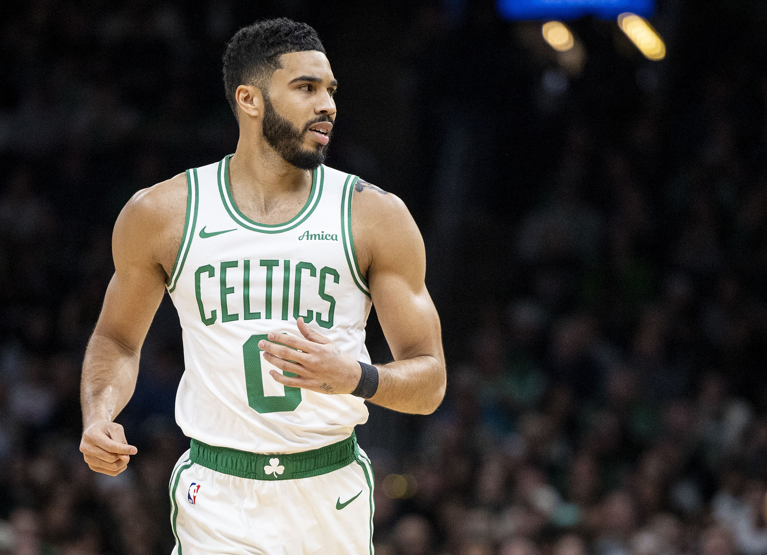 爱游戏体育：凯尔特人队季前赛：斯普鲁斯展现篮板能力，争夺轮换位置的简单介绍