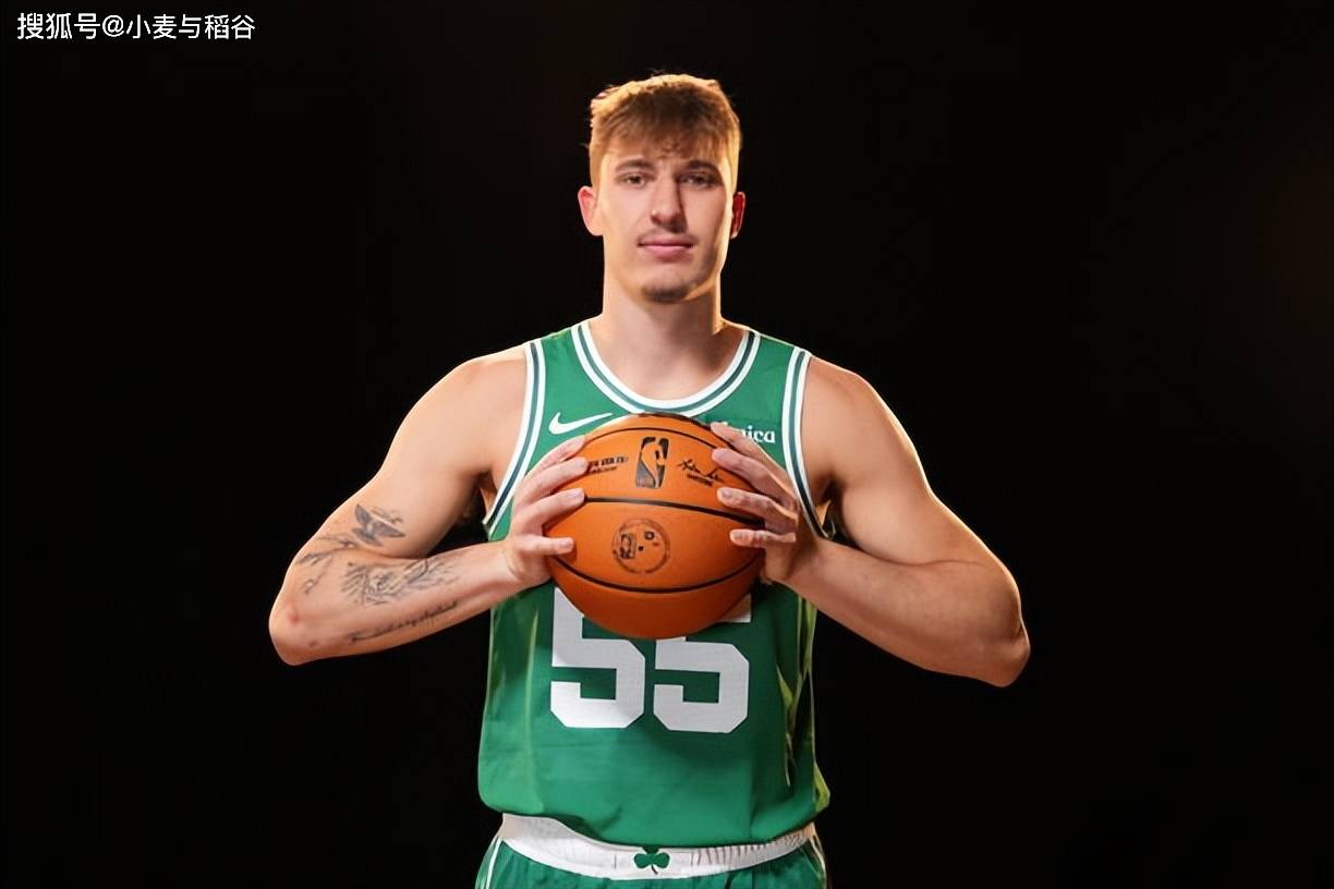 爱游戏体育：凯尔特人队季前赛：斯普鲁斯展现篮板能力，争夺轮换位置的简单介绍