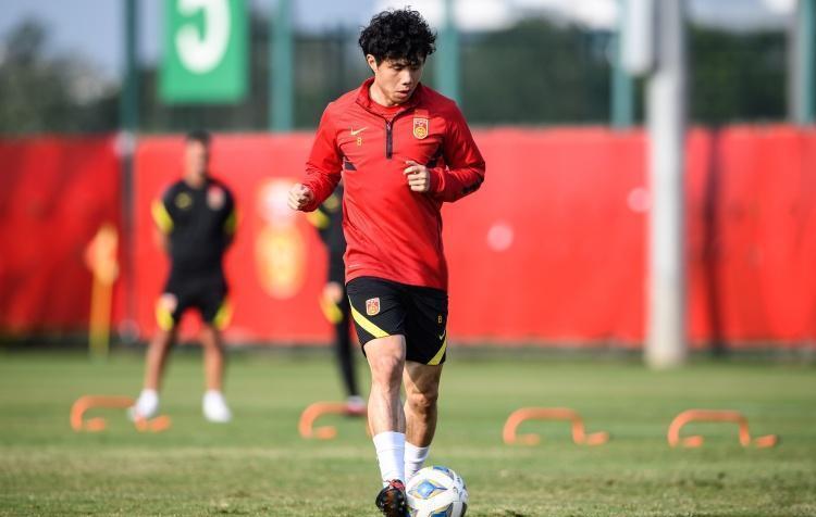 爱游戏体育:老将蒿俊闵转型教练“误人子弟”？球迷：别毁了中国足球的未来！的简单介绍