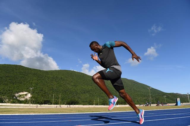 关于爱游戏体育：年轻运动员的偶像崇拜：影响与反思的信息