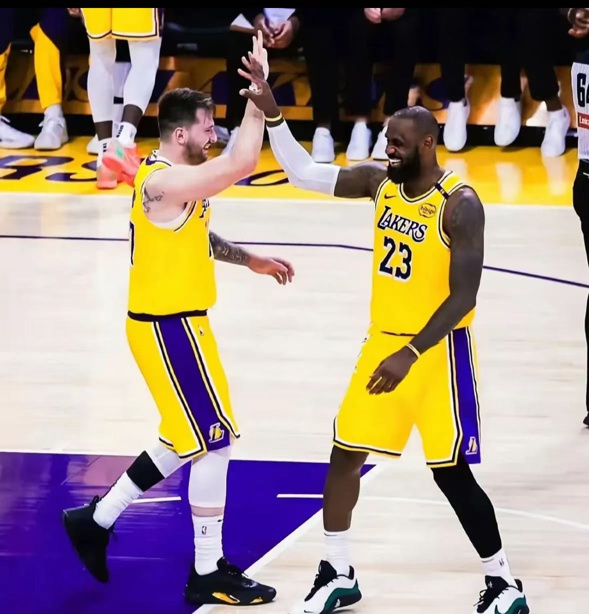 关于爱游戏体育:湖人队训练视频:詹姆斯苦练投篮,状态火热的信息 关于爱游戏体育:湖人队训练视频:詹姆斯苦练投篮,状态火热的信息