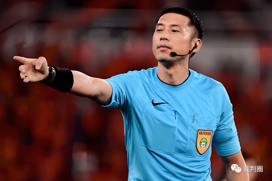 关于爱游戏体育:中超联赛裁判员接受赛前培训：提升执法水平，确保比赛公正的信息